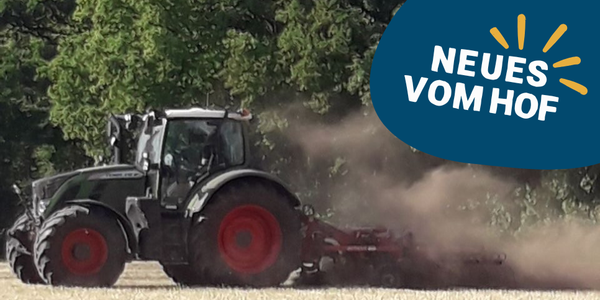 KI generiert: Ein Traktor auf einem Feld mit Staubwolken. Text: "NEUES VOM HOF".